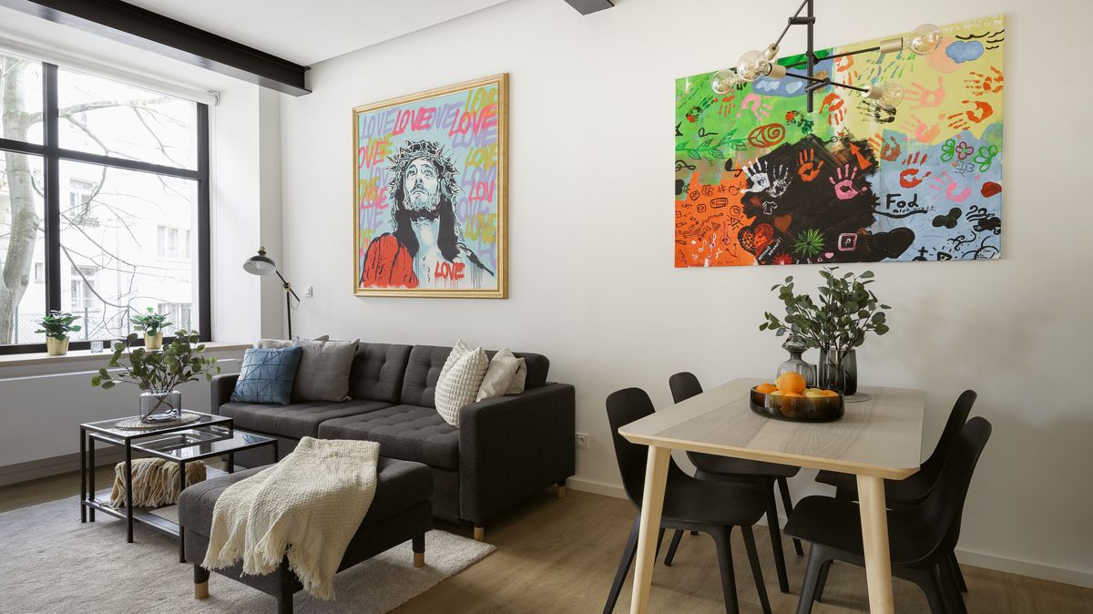 Z kanceláře vznikl v pražském domě krásný byt 3+kk